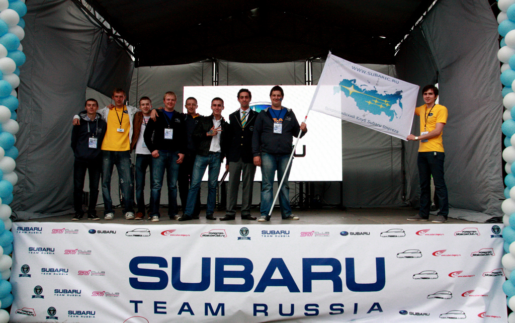Активисты Всероссийского Клуба Subaru Impreza с представителем Guinness World Records Ltd. Бенжамином Бэкхаусом