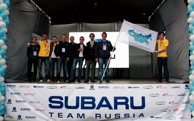 Активисты Всероссийского Клуба Subaru Impreza с представителем Guinness World Records Ltd. Бенжамином Бэкхаусом